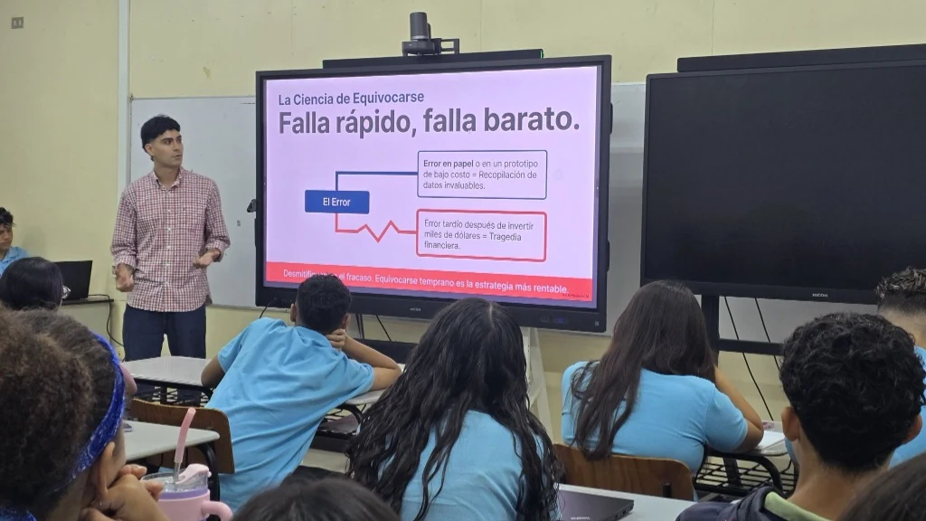 Educational activity at Colegio Científico de Puntarenas.